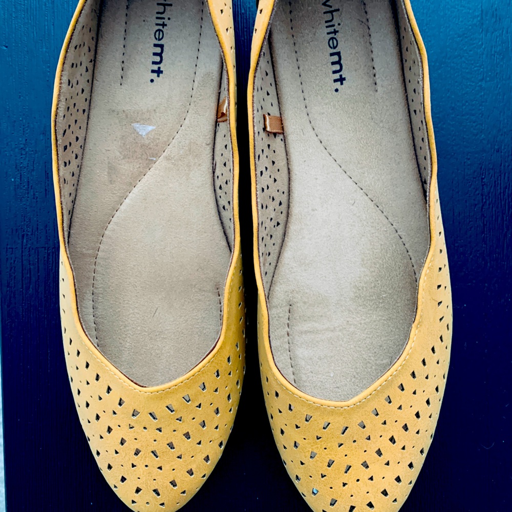 Ballet flat with cutout detail
